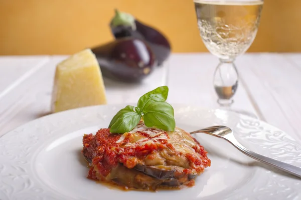 Parmigiana traditionella italienska recept med aubergine — Stockfoto