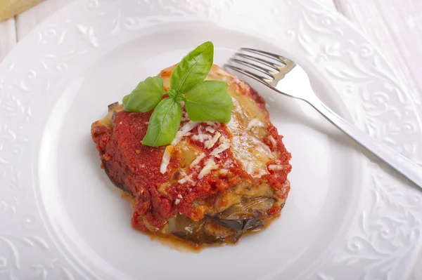 Parmigiana traditionella italienska recept med aubergine — Stockfoto