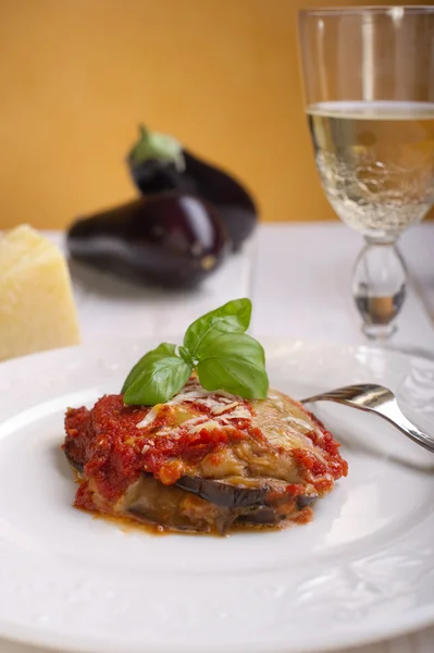 Parmigiana traditionelles italienisches Rezept mit Auberginen — Stockfoto