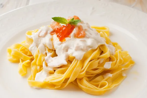 Pasta with salmon and cream sauce — Stock Photo, Image