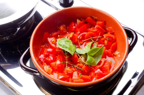 Vaření papriky s rajčaty — Stock fotografie