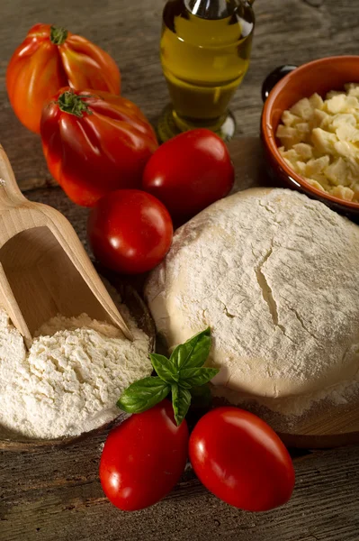 Dough and ingredients for homemade pizza — Stock Photo, Image