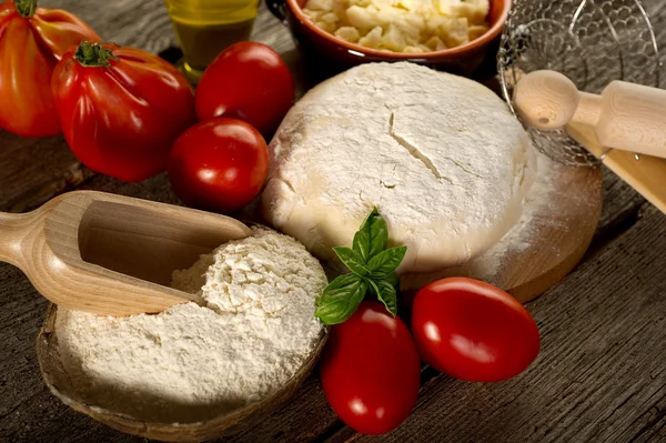 Massa e ingredientes para pizza caseira — Fotografia de Stock