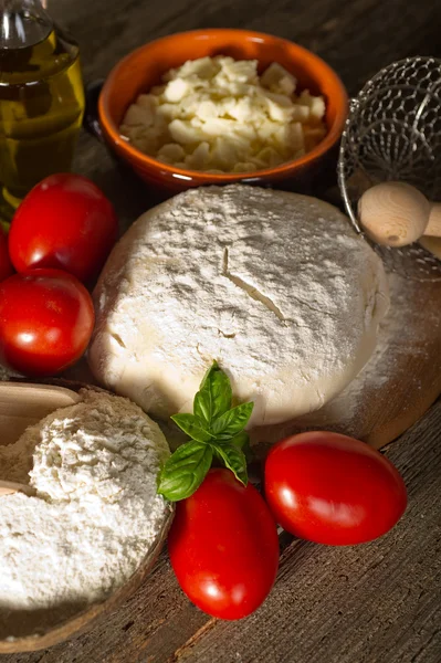 Degen och ingredienser för hemmagjord pizza — Stockfoto