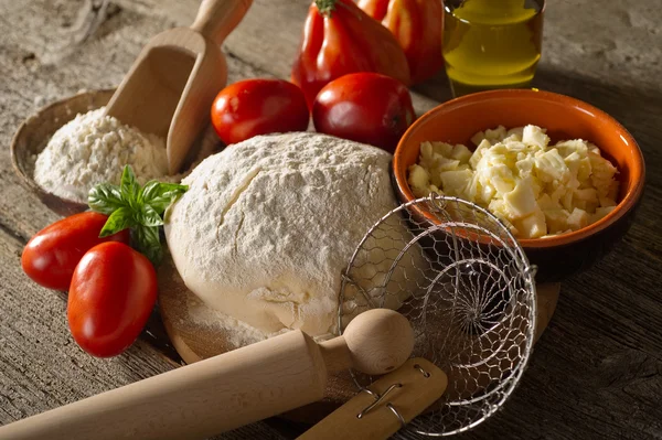 Pasta e ingredienti per pizza fatta in casa — Foto Stock