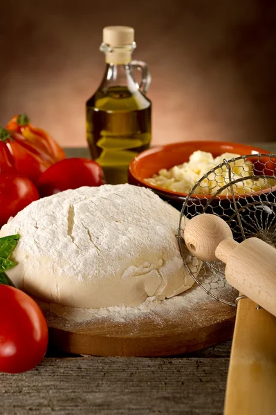 Dough and ingredients for homemade pizza — Stock Photo, Image