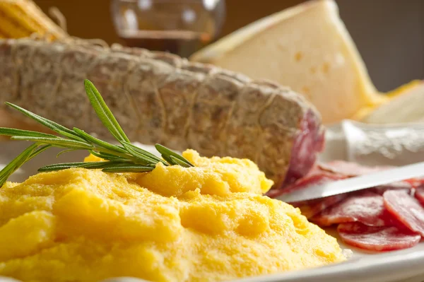 Polenta salam ve peynir — Stok fotoğraf