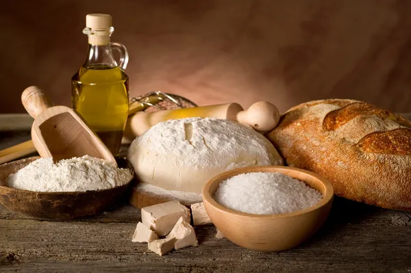 Deeg en ingrediënten voor zelfgebakken brood Stockfoto