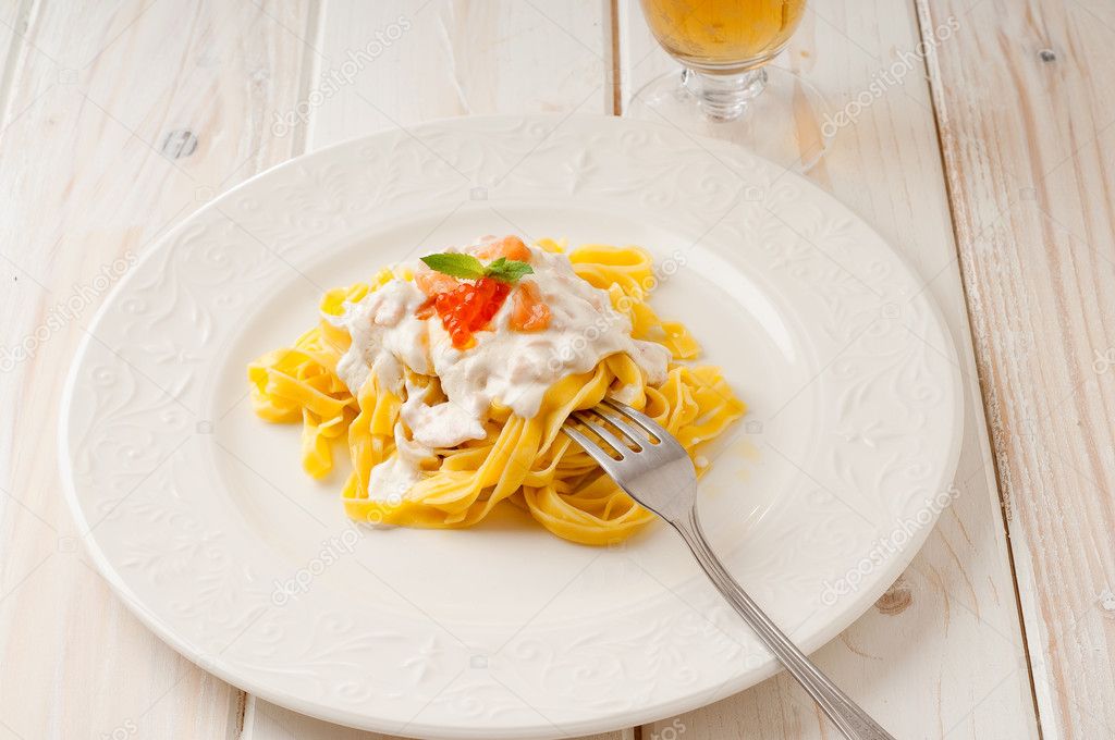 Kremalı soslu somon ile Fetuchini (makarna) Kremalı soslu somon ile Fetuchini (makarna)