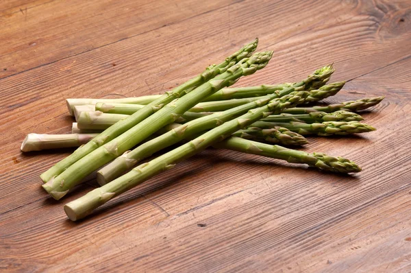 Asperges op hout achtergrond — Stockfoto