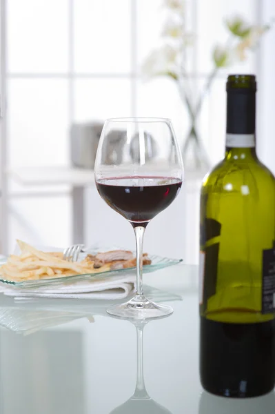 Glas Rotwein über dem Tisch — Stockfoto