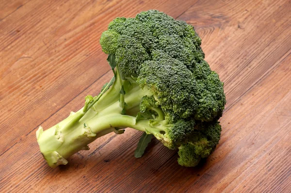 Tahta arka planda brokoli — Stok fotoğraf