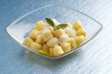 İtalyan gnocchi tereyağı sosu ve parmesan peyniri ile