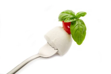 Mozzarella peyniri, domates ve fesleğen ile çatal