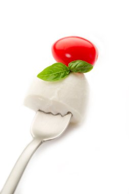 Mozzarella peyniri, domates ve fesleğen ile çatal