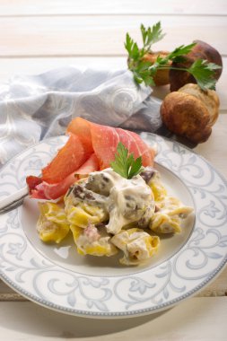 tortellini zekâ parma jambonu ve krema sosu