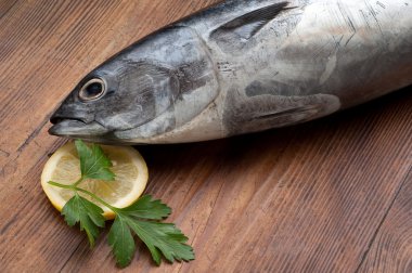 Tuna malzemelerle yemek için hazır