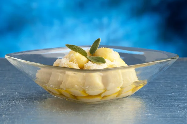Ñoquis italianos con salsa de mantequilla y queso parmesano — Foto de Stock