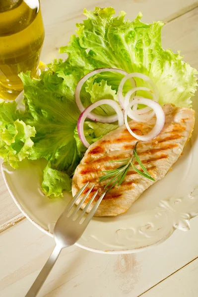 Gegrillte Hühnerbrust mit grünem Salat — Stockfoto