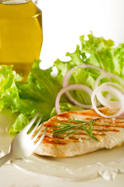 Gegrillte Hühnerbrust mit grünem Salat — Stockfoto