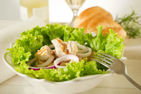 Смешанный салат с куриной грудью — стоковое фото