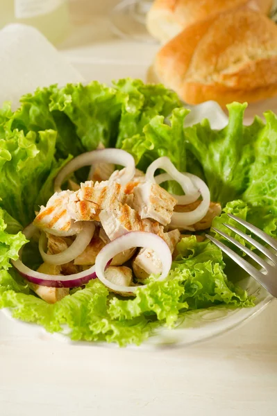 Gemischter Salat mit gegrillter Hähnchenbrust — Stockfoto