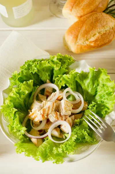 Gemischter Salat mit gegrillter Hähnchenbrust — Stockfoto