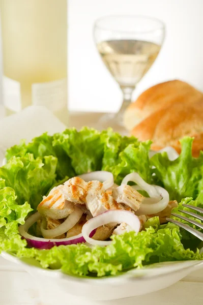 Mixed salad with grilled chicken breast — Stock Photo, Image