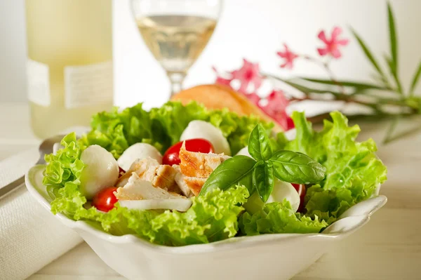 Mixed salad with grilled chicken breast and cherry mozzarella — Stock Photo, Image