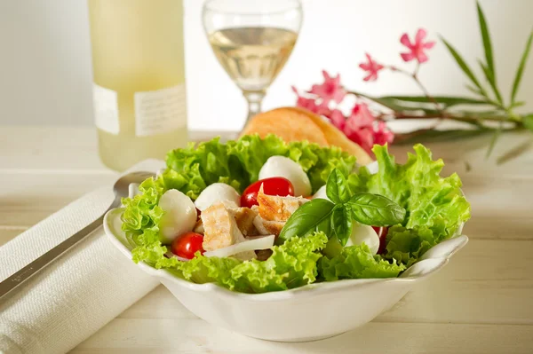Смешанный салат с куриной грудью на гриле и вишневой моцареллой — стоковое фото