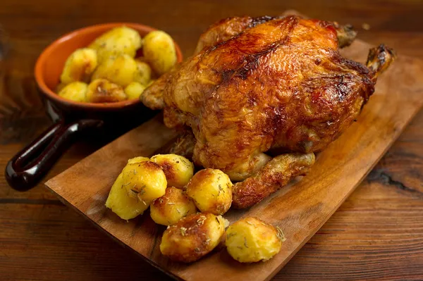 Pieczony kurczak z ziemniakami — Zdjęcie stockowe