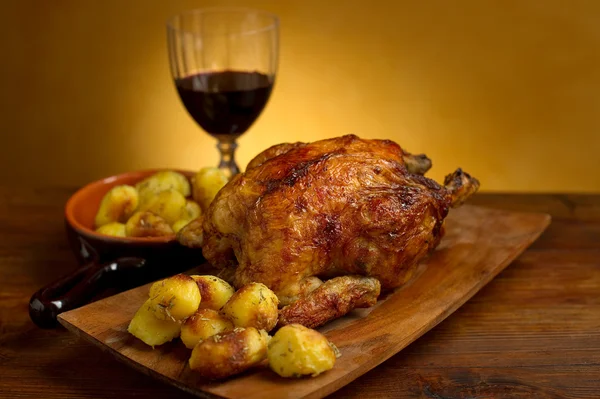 Roasted chicken with potatoes — Stock Photo, Image