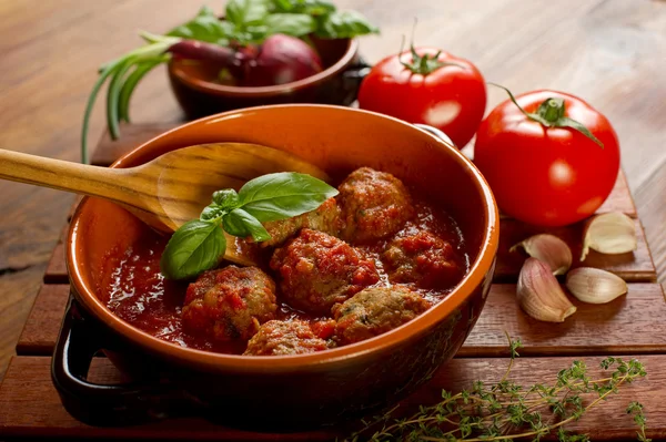 Mięsne kulki z sosem z pomidorów — Zdjęcie stockowe