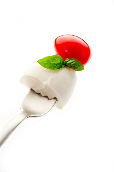 Tenedor con tomate mozzarella y albahaca — Foto de Stock