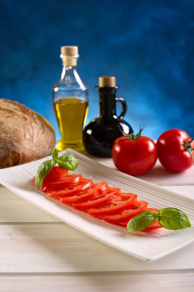 Skivade tomater på maträtt — Stockfoto