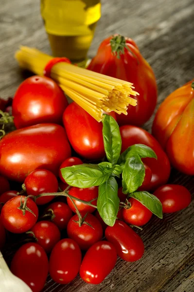 Ингредиенты для итальянского томатного соуса из пасты — стоковое фото