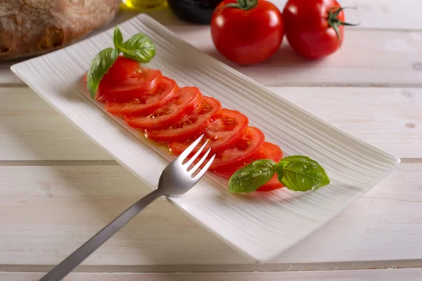 Нарезанные помидоры на блюде — стоковое фото