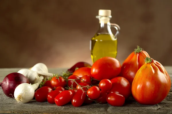 Інгредієнти для італійського томатним соусом макарони — стокове фото