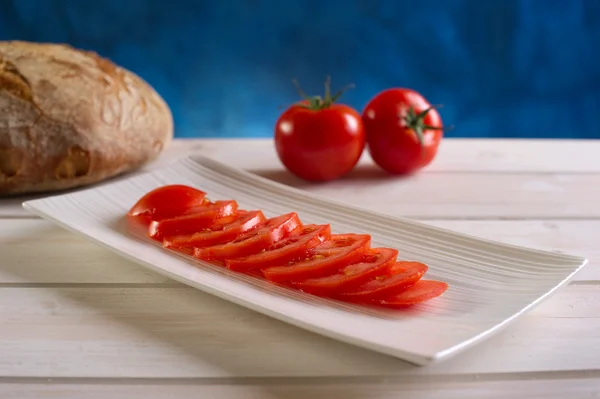 Tomates en rodajas en el plato — Foto de Stock