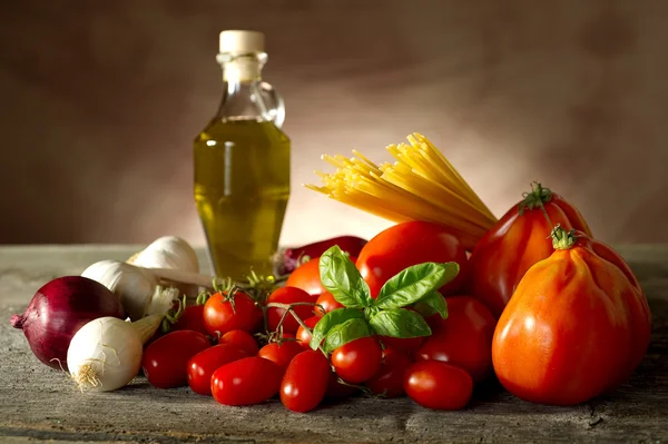 Olasz paradicsomos tészta szósszal Hozzávalók — Stock Fotó