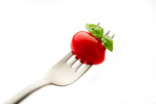 Fourchette avec tomate et basilic — Photo