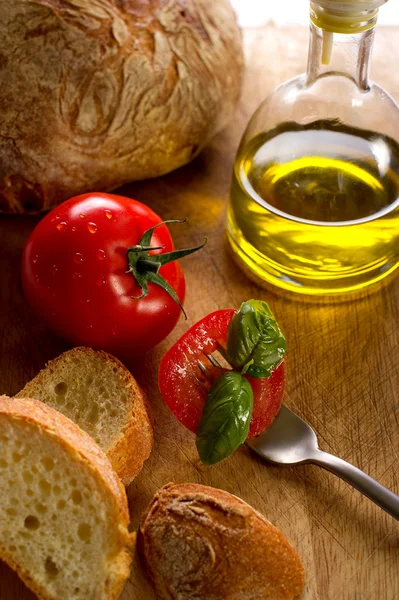 Tomatenbrot und Olivenöl — Stockfoto