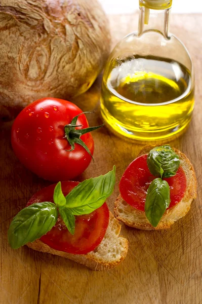 Томатный хлеб и оливковое масло — стоковое фото