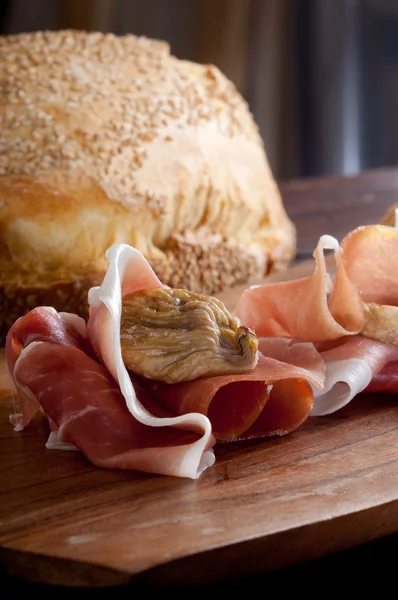 Итальянская закуска с ветчиной пармы и сушеным инжиром — стоковое фото