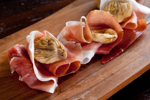 Italienische Vorspeise mit Parmaschinken und getrockneten Feigen — Stockfoto