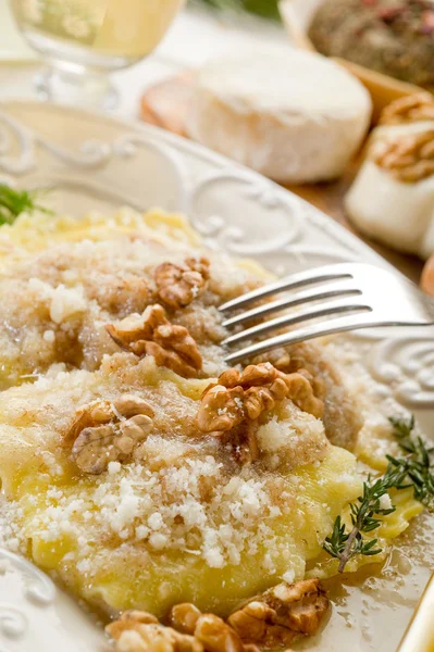 Ravioli cu nuci și sos de cremă — Fotografie, imagine de stoc