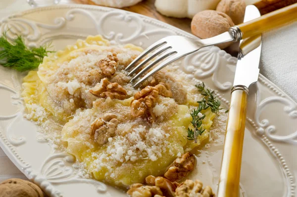 Ravioli with nuts and cream sauce — Stock Photo, Image
