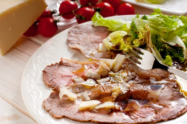 Roast beef marinated and parmesan cheese flakes — Stock Photo, Image