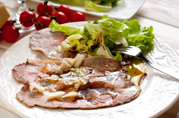 Roast beef marinated and parmesan cheese flakes — Stock Photo, Image