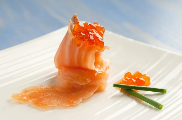 Aperitivo com salmão embebido e ovos — Fotografia de Stock